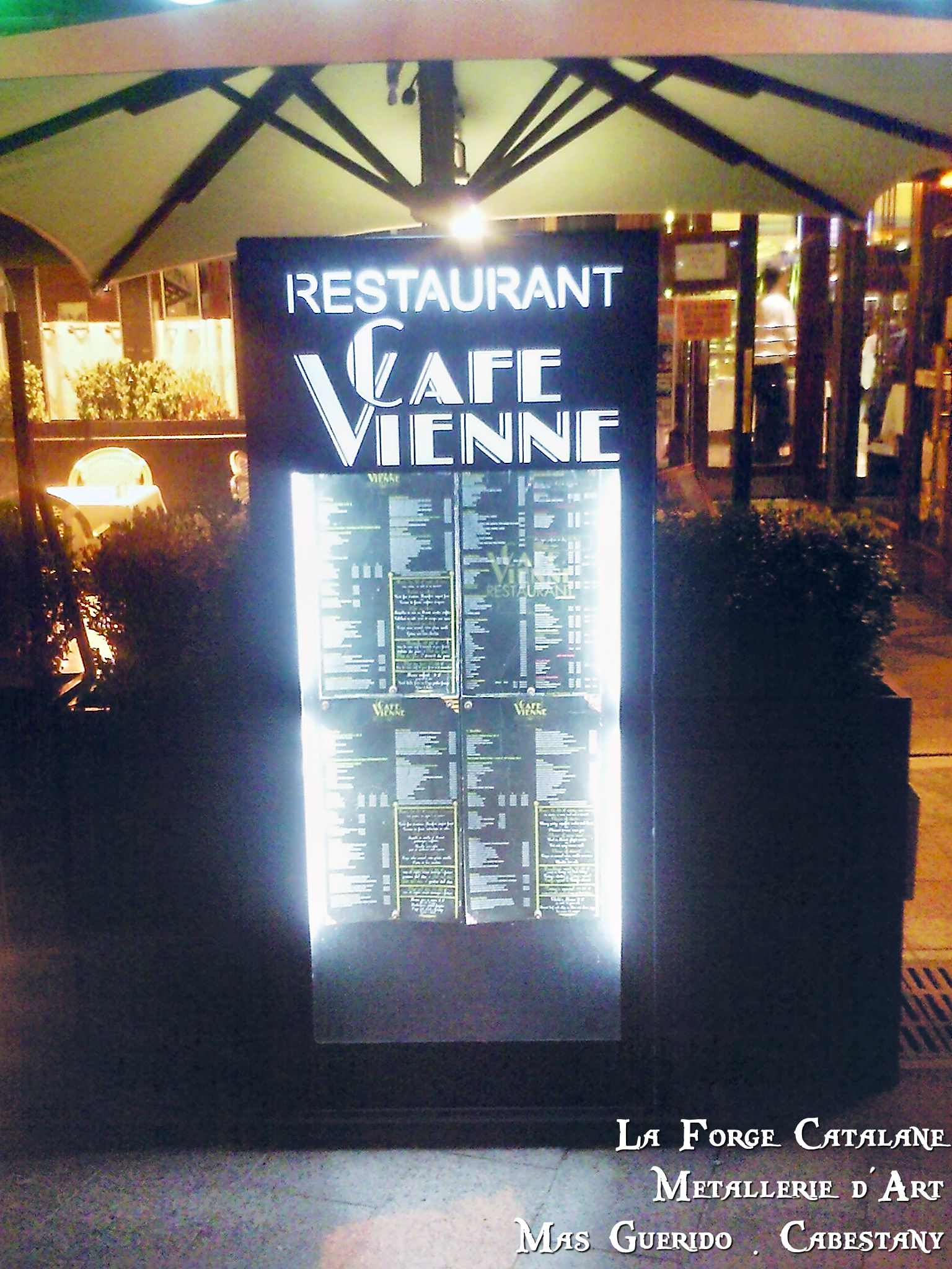 support menu avec decoupe laser cafe vienne perpignan forge catalane.jpg